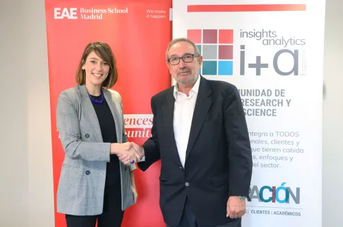 Raquel González, Directora de EAE Madrid (Izq) y Juan Ramón Navarro, gerente de Insights + Analytics España (Dcha) Firma I+A talks